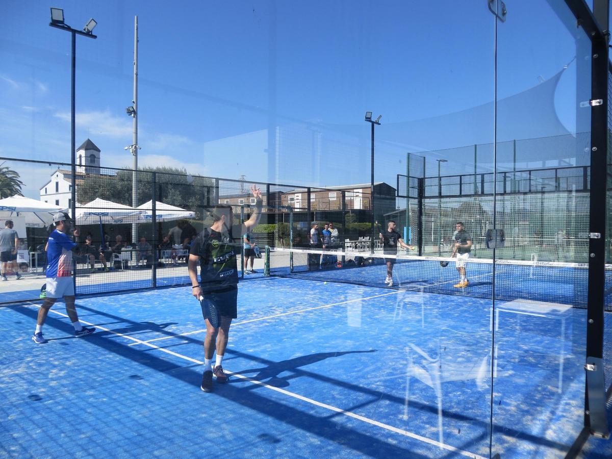 Acción de dos parejas durante el torneo