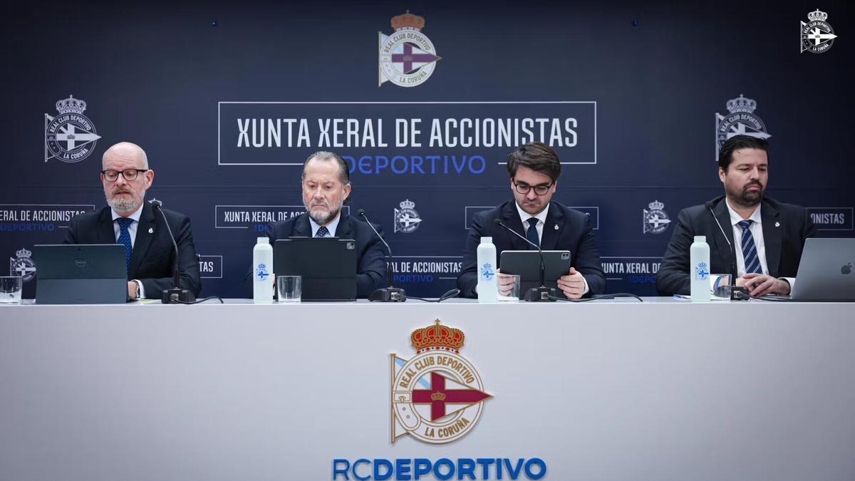 Juan Carlos Escotet y Massimo Benassi, en el centro, durante una junta de accionistas del Deportivo