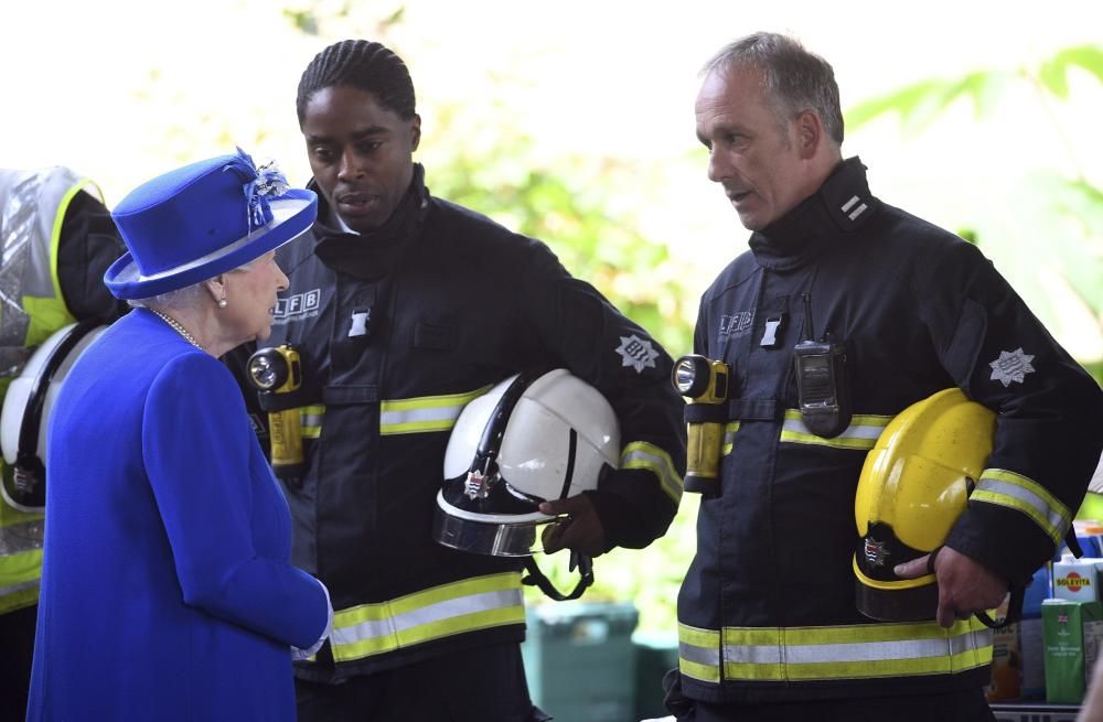 La Reina visita a las víctimas del incendio