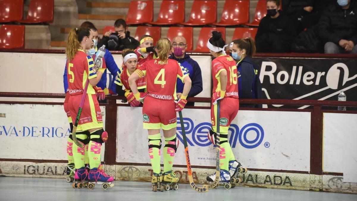 Les jugadores parlen amb el tècnic Carles Marín