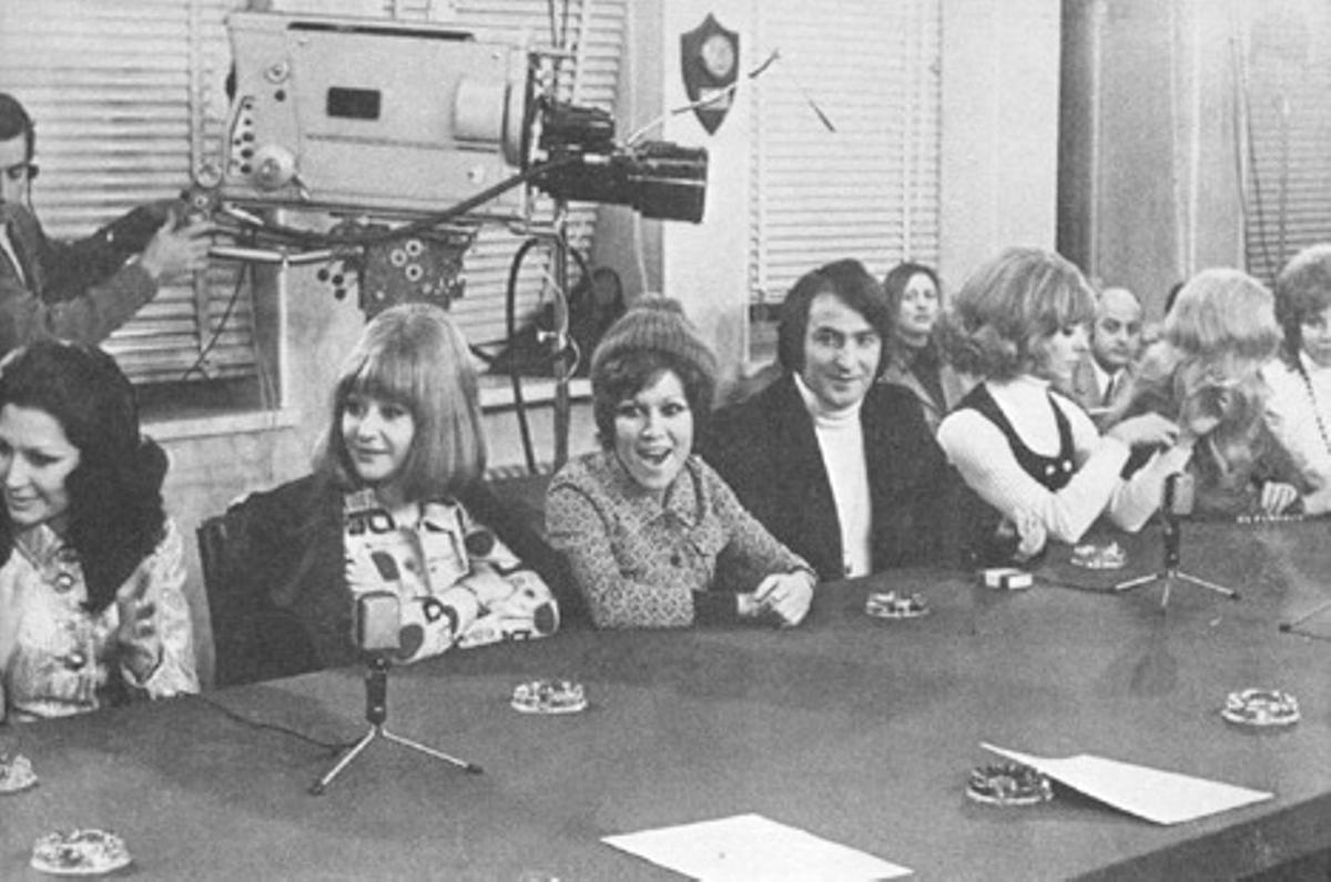 Rocío Jurado y sus compañeros, durante el veredicto final.