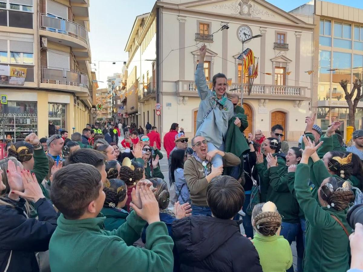 La comisión de Ángel del Alcázar aupa a hombros a su fallera mayor en la celebración.