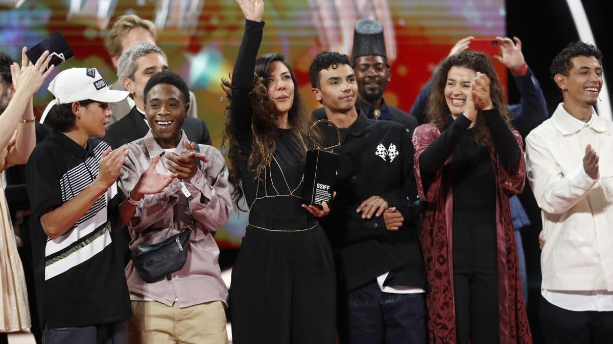 Laura Mora junto al equipo agradecen la Concha de Oro en el festival de San Sebastián.