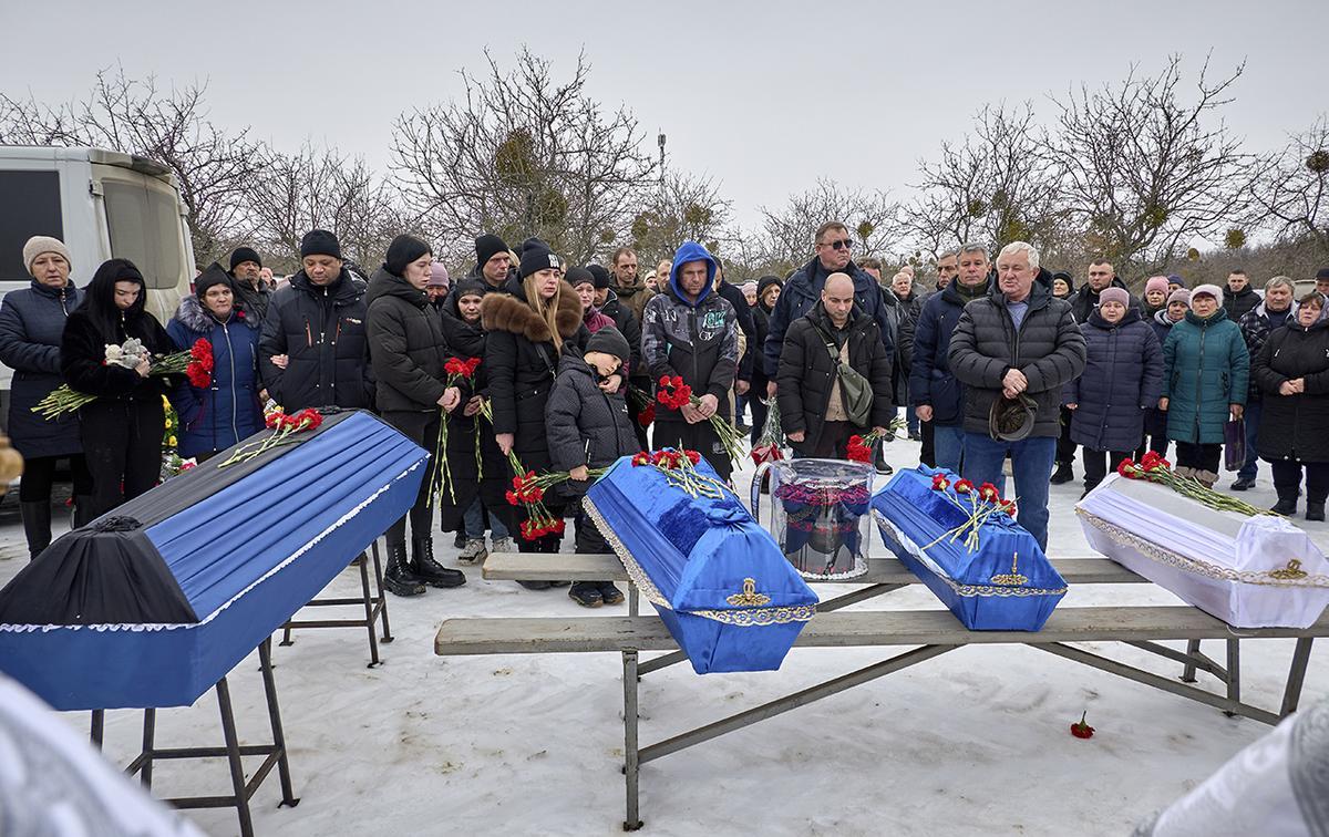 Funeral por un padre y tres de sus hijos muertos el 13 de febrero por un bombardeo ruso en Shovorodinovka