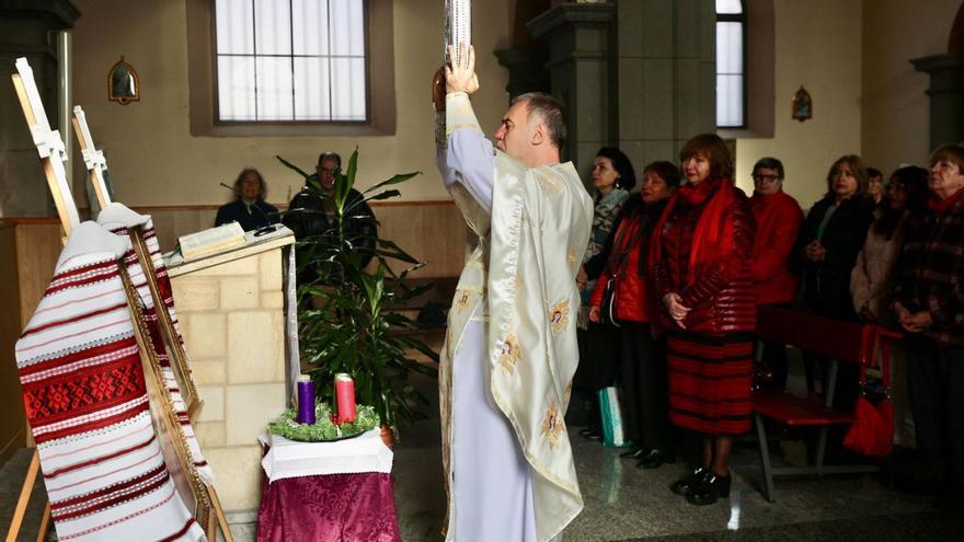 Stepan Uhryn,  durante la celebración del oficio religioso.