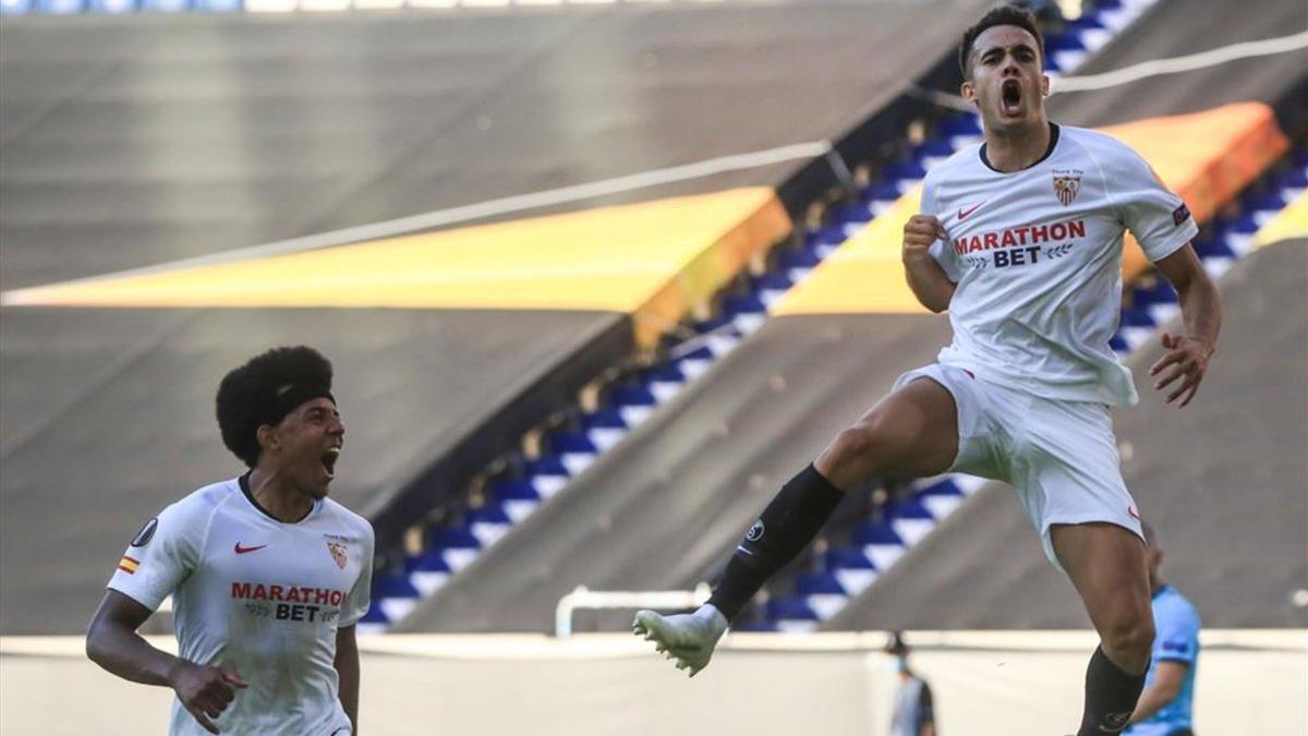 Reguilón celebra el 1-0 ante la mirada de Koundé