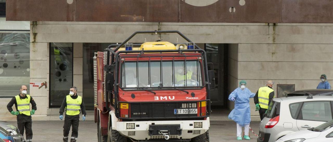 Militares de la UME, en el centro neurológico de Barros durante el confinamiento. | Fernando Rodríguez