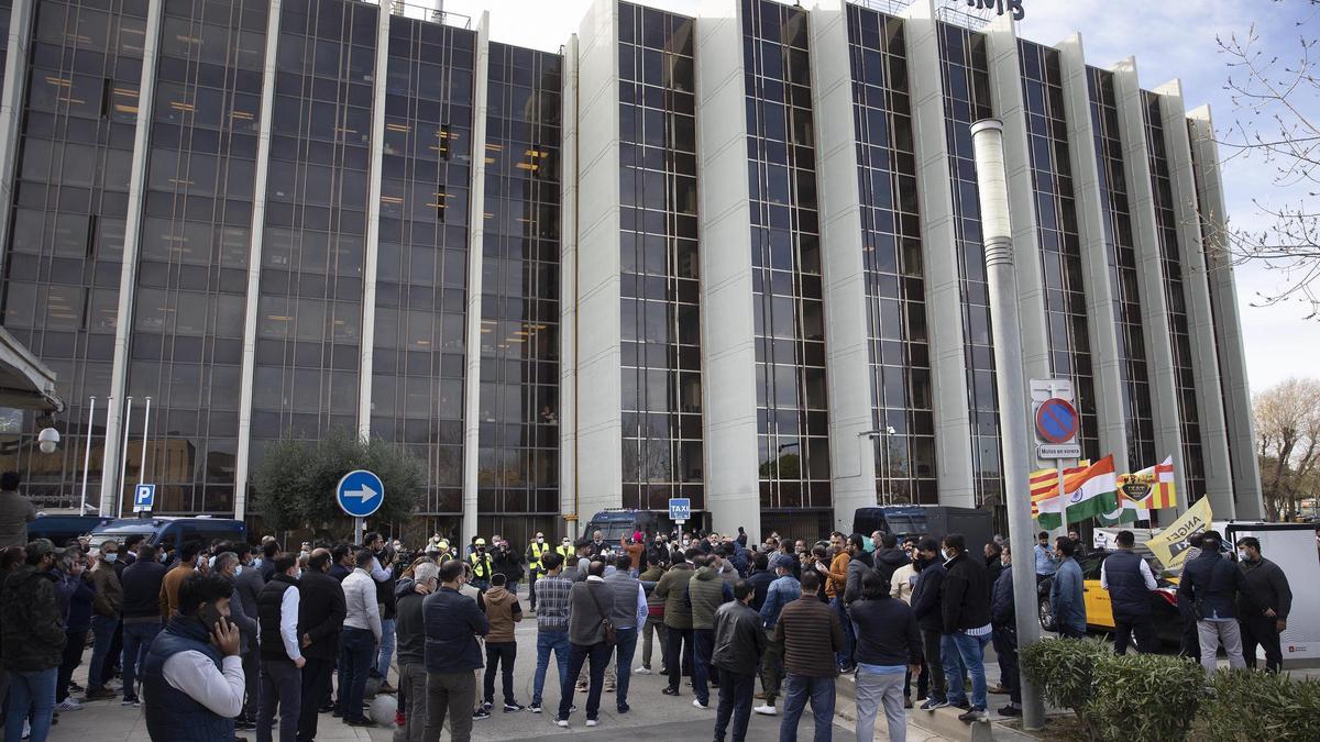 Protesta de taxistas frente a la sede de TMB, que comparte espacio con el Instituto Metropolitano del Taxi, en diciembre de 2021
