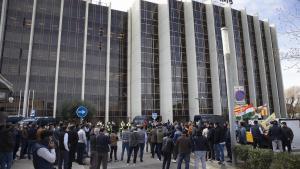 Protesta de taxistas frente a la sede de TMB, que comparte espacio con el Instituto Metropolitano del Taxi, en diciembre de 2021