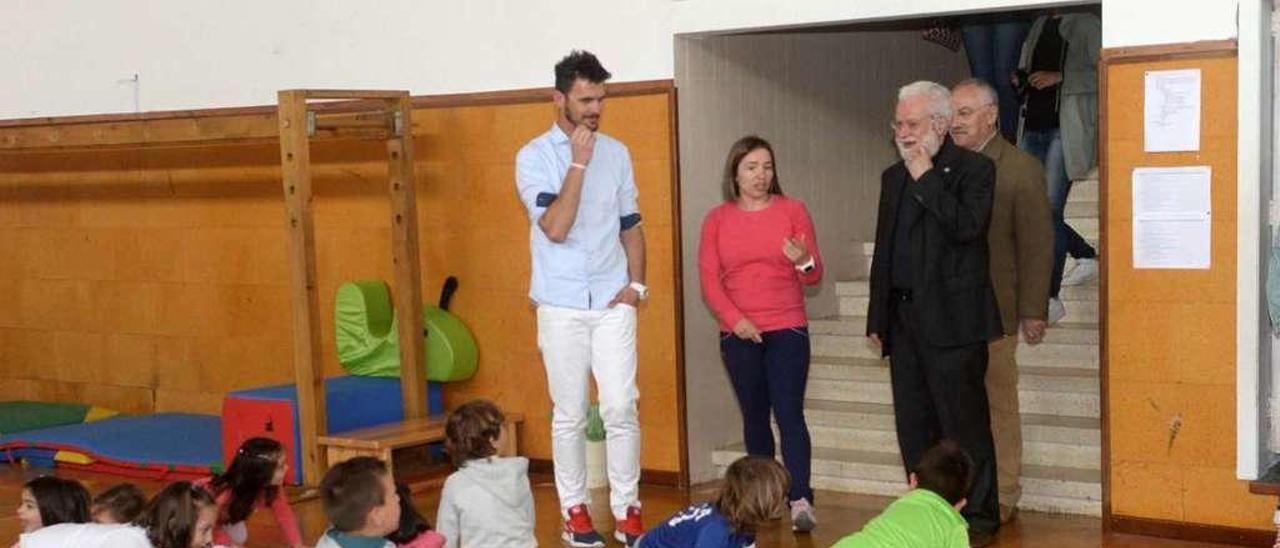 Tonucci (a la derecha), y Javier García (izquierda) junto a otra profesora y el vicepresidente de la Diputación, César Mosquera, durante una de las clases de Psicomotrocidad en Viñagrande. // Noé Parga