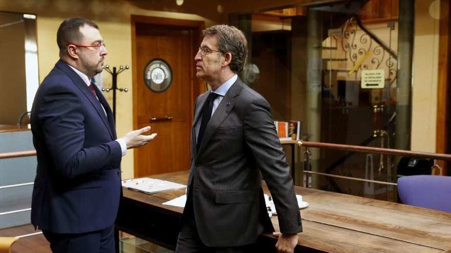 Adrian Barbón y Alberto Núñez Feijóo, en la Casa de Cultura de Vegadeo.