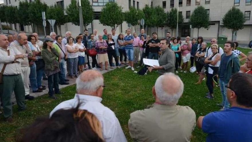 Un momento de la reunión de los vecinos del Castañal y Valdecorvos con los concejales. // G.S.