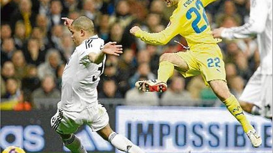 El defensa madridista Pepe i el davanter del Vila-Real Giuseppe Rossi lluiten per una pilota durant el matx.
