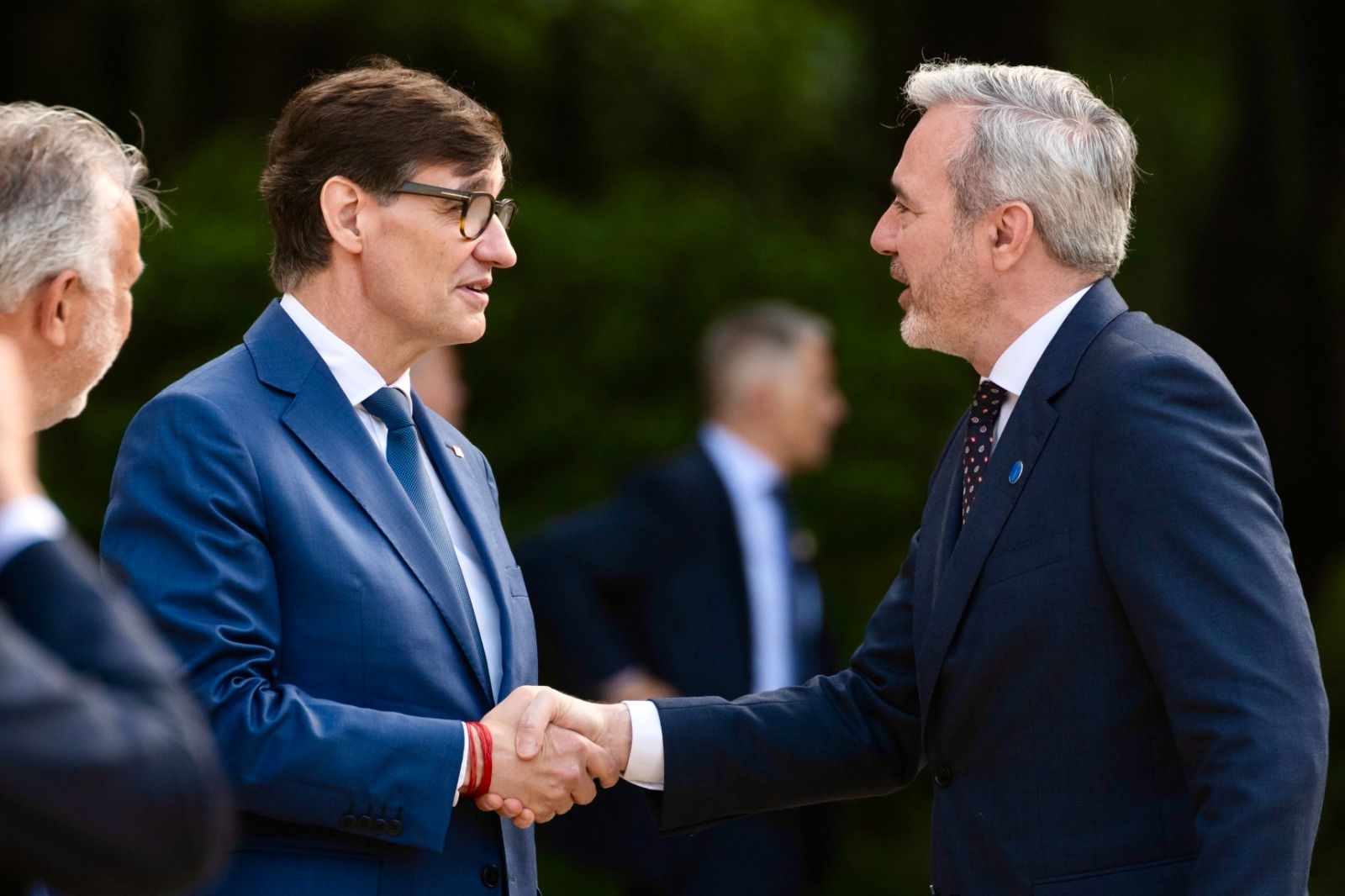 El presidente de Aragón Jorge Azcón saluda al president de la Generalitat, Salvador Illa.