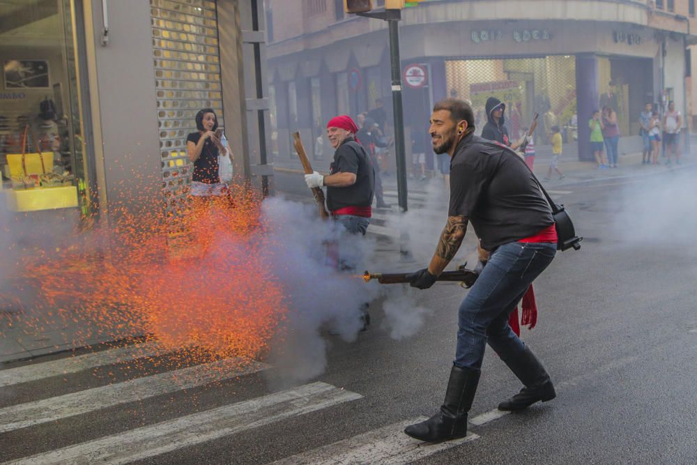 Las Fiestas de la Reconquista llenan las calles de olor a pólvora