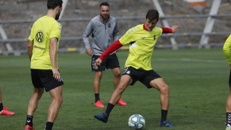 Mantovani -con el balón- y De la Bella bajo la mirada de Momo, al fondo, durante el entrenamiento de ayer.