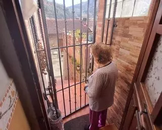 "Lo golpeamos y gritamos":  habla la abuela que repelió con su nieta el violento asalto a su casa de Mieres
