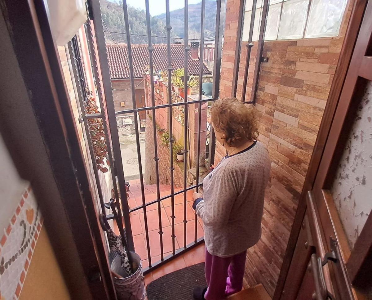 La vecina que ha sufrido los robos en su casa de Sueros, junto a la verja de seguridad que ha instalado.