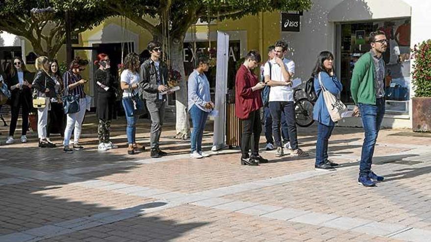 Cola de aspirantes minutos antes de que empezara el reclutamiento.