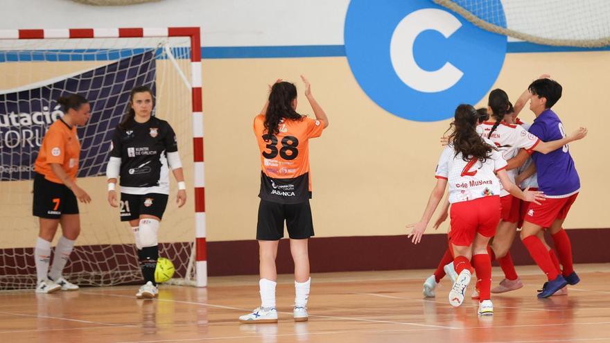 Las jugadoras del Viaxes Amarelle lamentan un gol en contra.