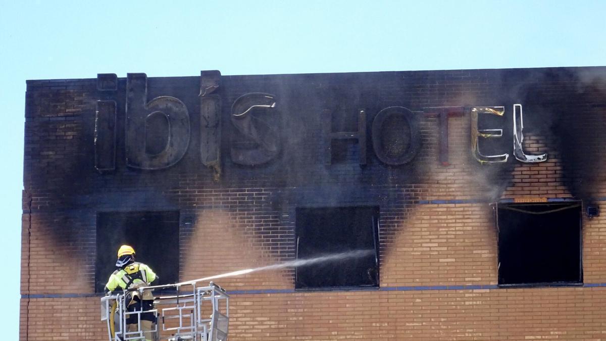 El miércoles 27 de mayo, cuando ya se daba por controlado y "prácticamente extinguido", el incendio del Hotel Ibis se ha reactivado por tercera vez en tres días