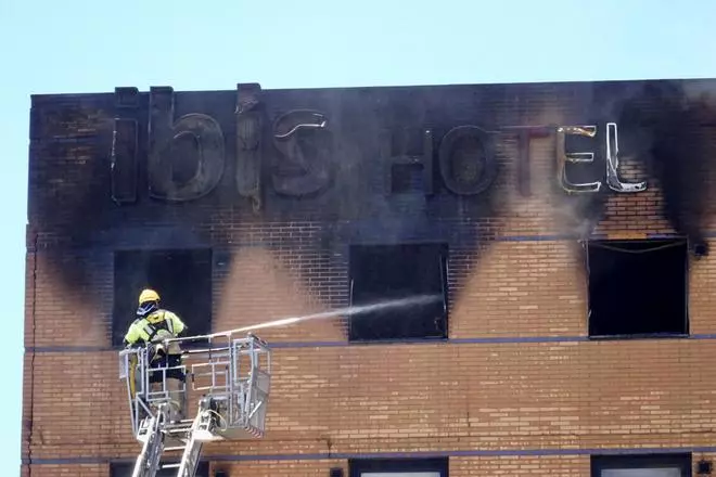 Fotos: El incendio del Hotel Ibis se reactiva por tercera vez en tres días
