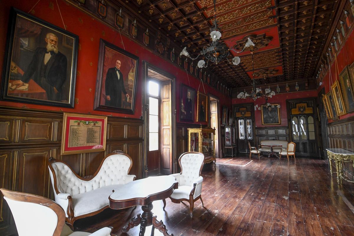 Salón Meifrén, con retratos de los presidentes históricos del Gabinete Literario.