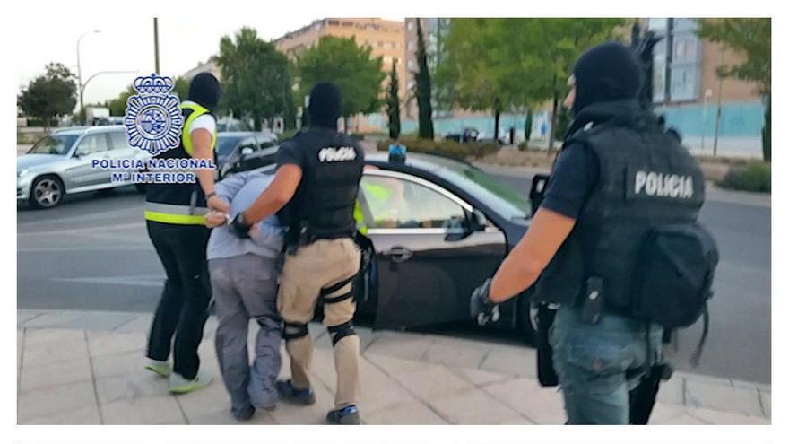 Comobo de fotografías facilitadas por el Ministerio del Interior que muestra a uno de los tres detenidos (arriba) que, armados y con caretas, pretendían atracar una sucursal bancaria en el barrio de Sanchinarro desde un local adyacente donde habían practicado dos butrones.