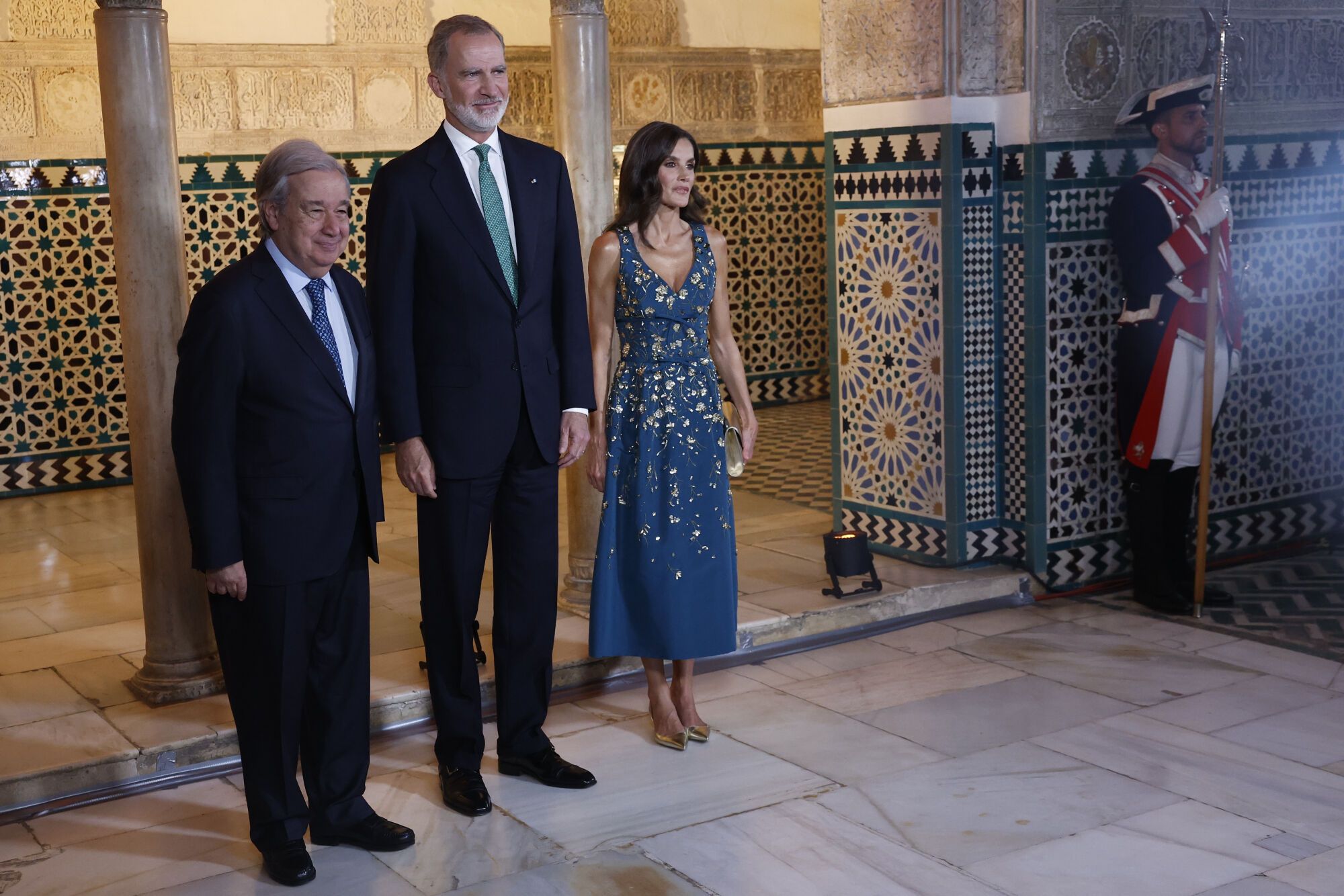 SEVILLA, 29/06/2025.- El rey Felipe VI (2i) y la reina Letizia reciben al secretario general de la ONU, Atónio Guterres, este domingo, momentos antes de la cena de gala que han ofrecido a los líderes mundiales que asisten a la IV Conferencia Internacional sobre Financiación para el Desarrollo. EFE/ Chema Moya POOL. POOL