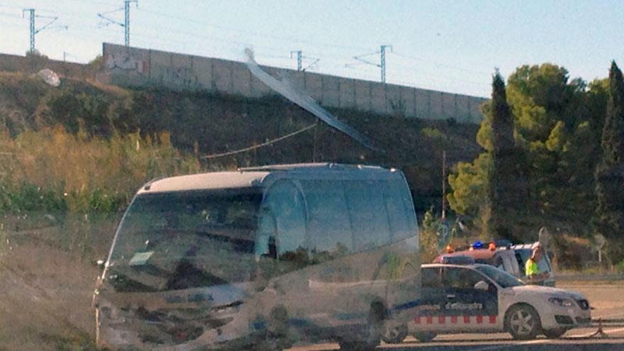 L&#039;autobús accidentat en el lloc dels fets.