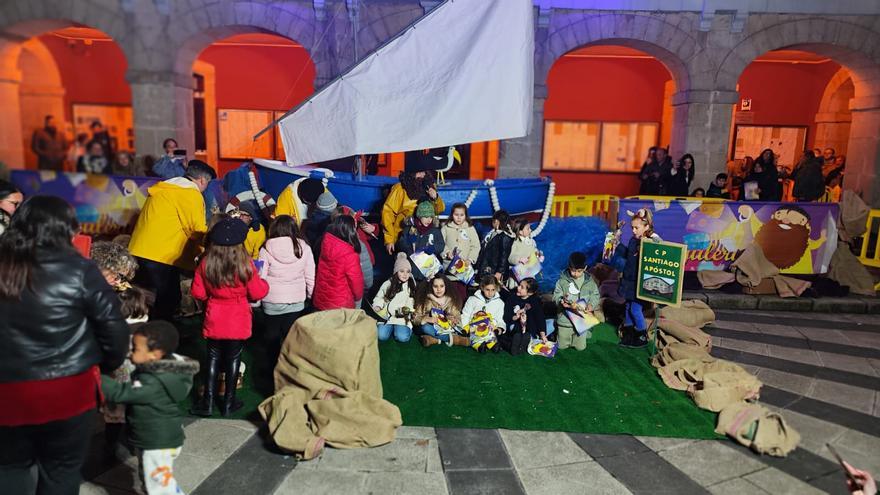 Así está siendo la visita del Anguleru a los niños de Mieres