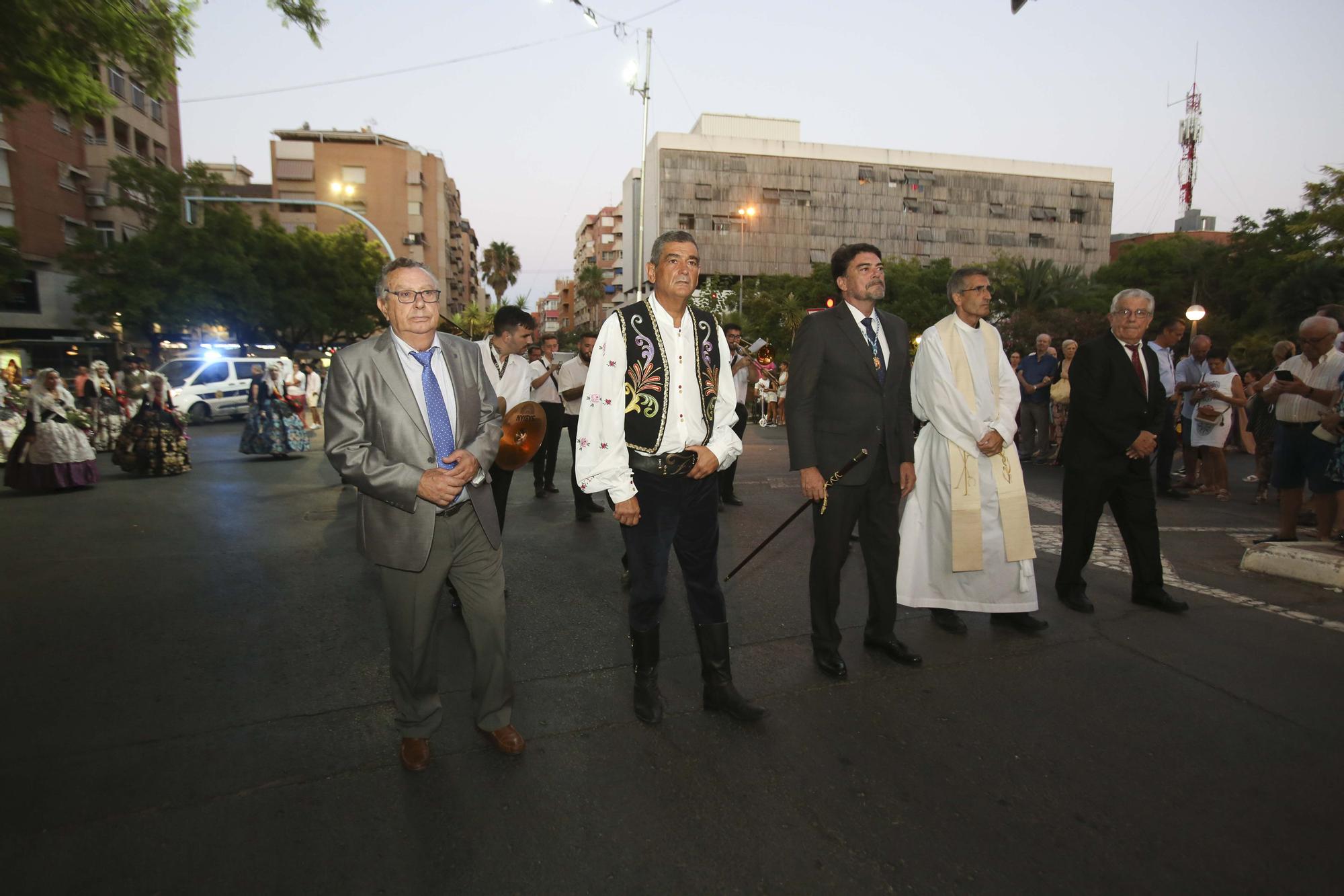 Altozano rinde homenaje a la Virgen de la Asunción tras los desfiles de Moros y Cristianos