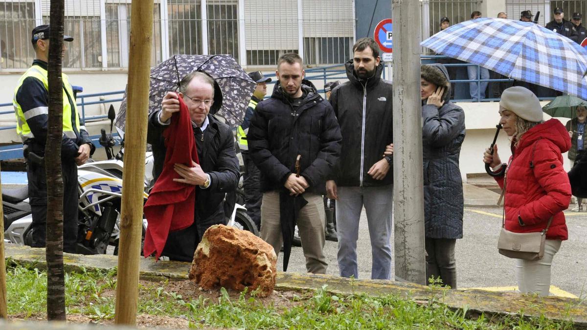 El regidor Miquel Busquets descubre una placa conmemorativa en Sant Ferran.