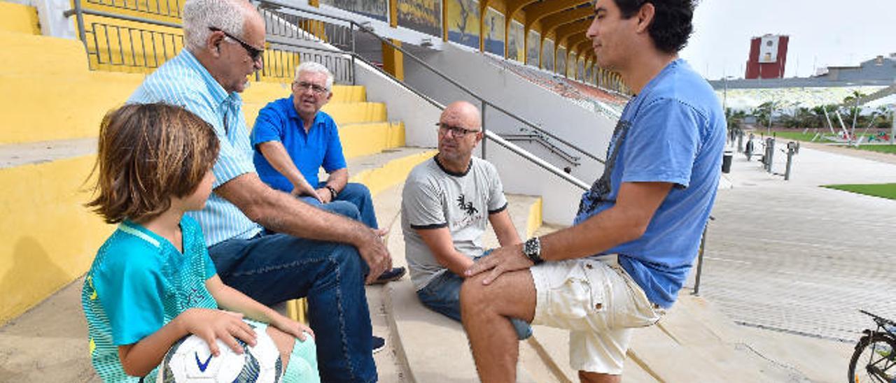 Trona, Maccanti, Melián y Pavón, en el Estadio Insular, en pleno debate.