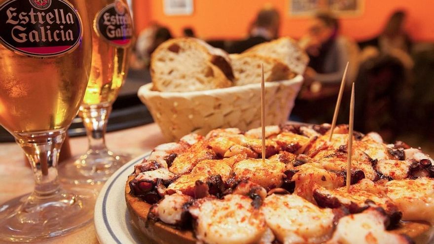 Estas son las &quot;paradas obligatorias&quot; en una ruta de tapas por Santiago: locales para comer pulpo, tortilla y filloas hasta reventar