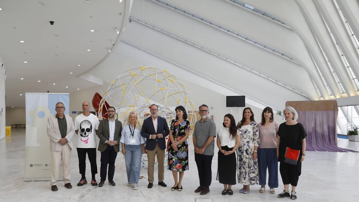 El decano del Colegio de Arquitectos, Miguel Casariego; el artista Javier Soto; la directora artística, Marta Fermín; el primer teniente de alcalde, Mario Arias; la  artista Helena Toraño; el concejal Juan Álvarez Areces; la artista Claudia Carbajal; la edil Alejandra González Roque; la artista Amelia Celaya y la jefa de departamento de Escultura de la Escuela de Arte de Oviedo, Ana Vivar.