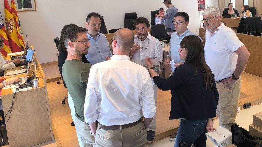 Consellers de las diferentes formaciones políticas intentan llegar a un acuerdo durante un receso del pleno. | P.M.V.
