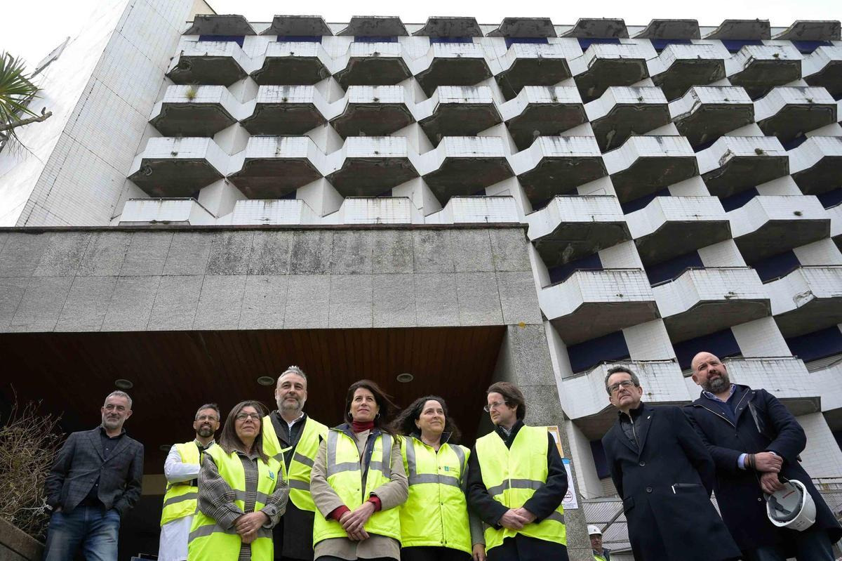 Autoridades en la supervisión del arranque de las obras de demolición del Hotel de Pacientes.