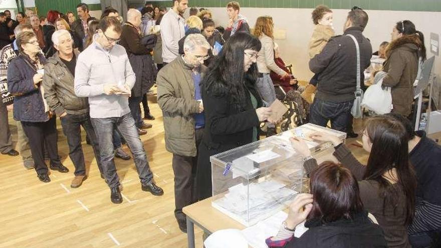 Colas para votar en el colegio electoral de Nazaret, en Cangas. // S.Á.