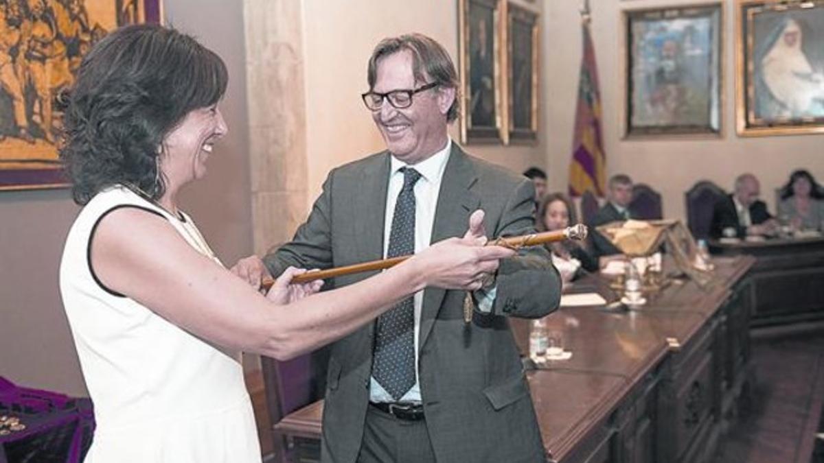 Josep Maria Vila d'Abadal entrega la vara de mando a la nueva alcaldesa de Vic, Anna Erra, ayer.