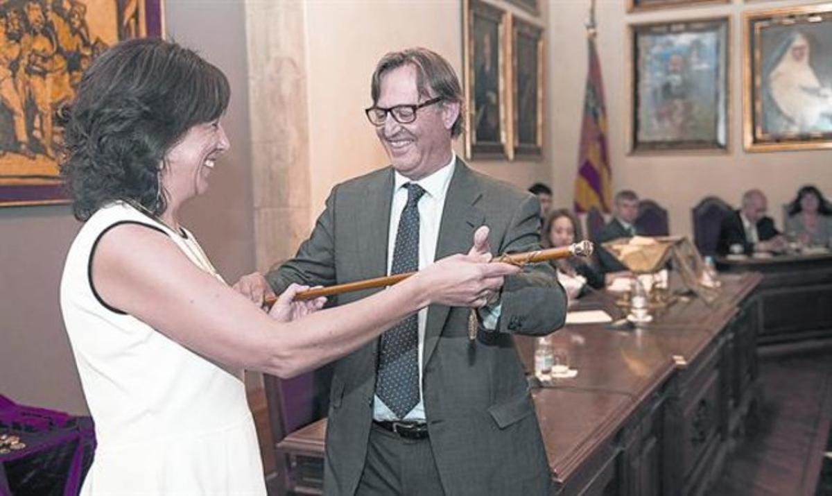 Josep Maria Vila d’Abadal entrega la vara de comandament a la nova alcaldessa de Vic, Anna Erra, ahir.