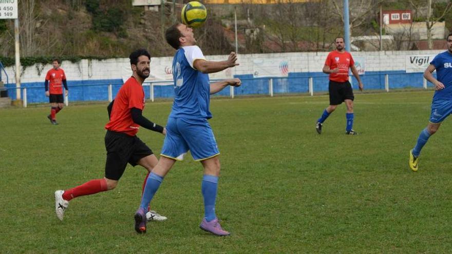 Una acción del partido, ayer, en el campo Federico Mulas.