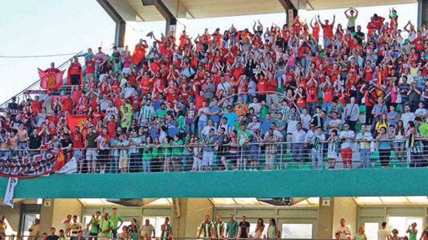 300 mallorquinistas celebran la permanencia en Córdoba