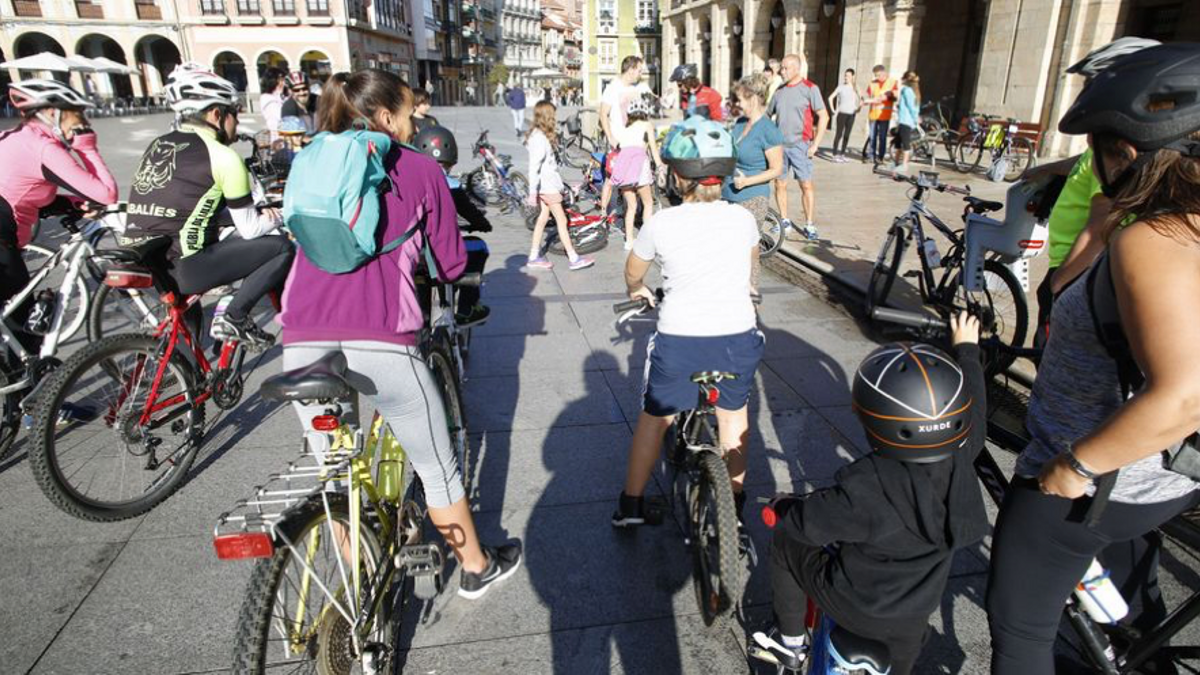 Un grupo de ciclistas, a punto de iniciar una ruta urbana.