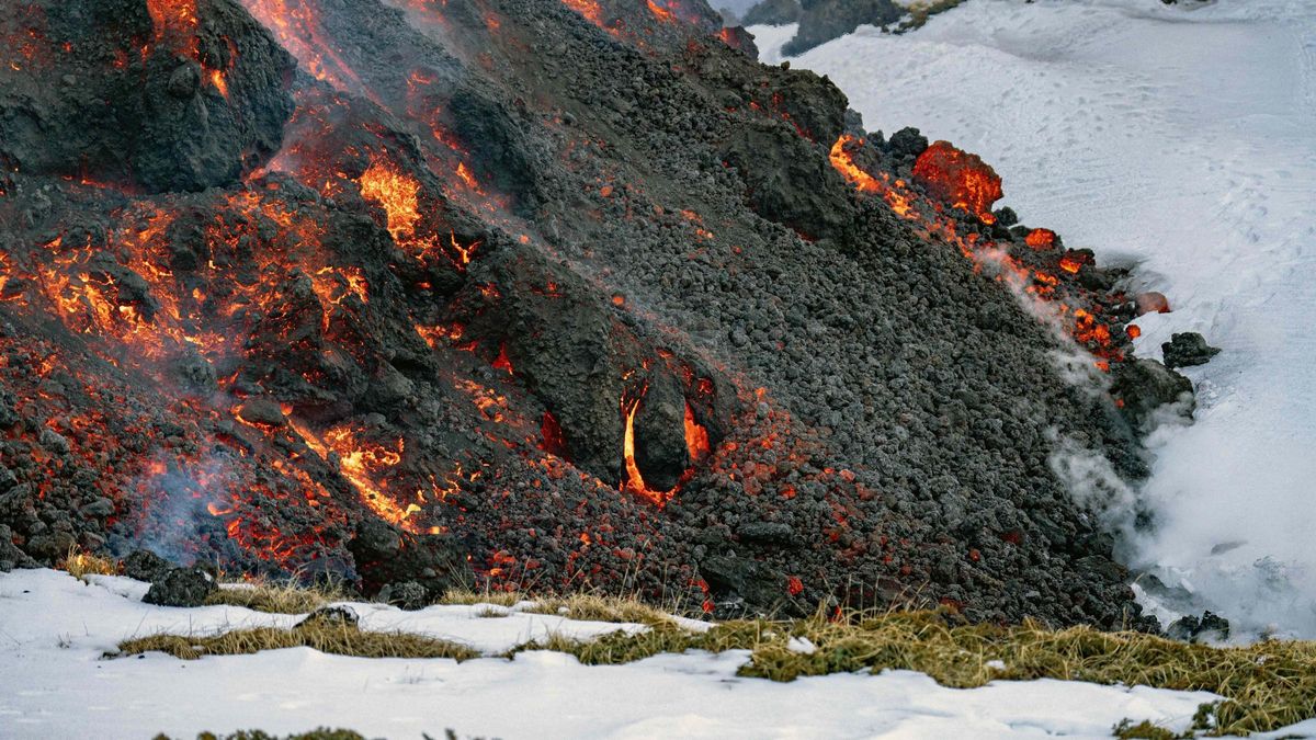La lava fluye sobre la nieve en el volcán Etna