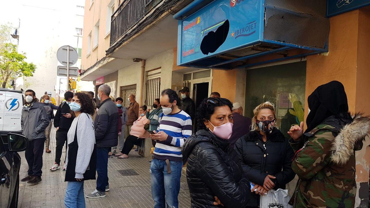 Concentración ante el portal de la familia.