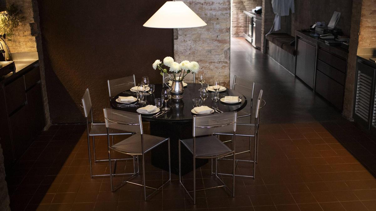 Una mesa del restaurante Franca en el espacio que lleva del comedor a la cocina.