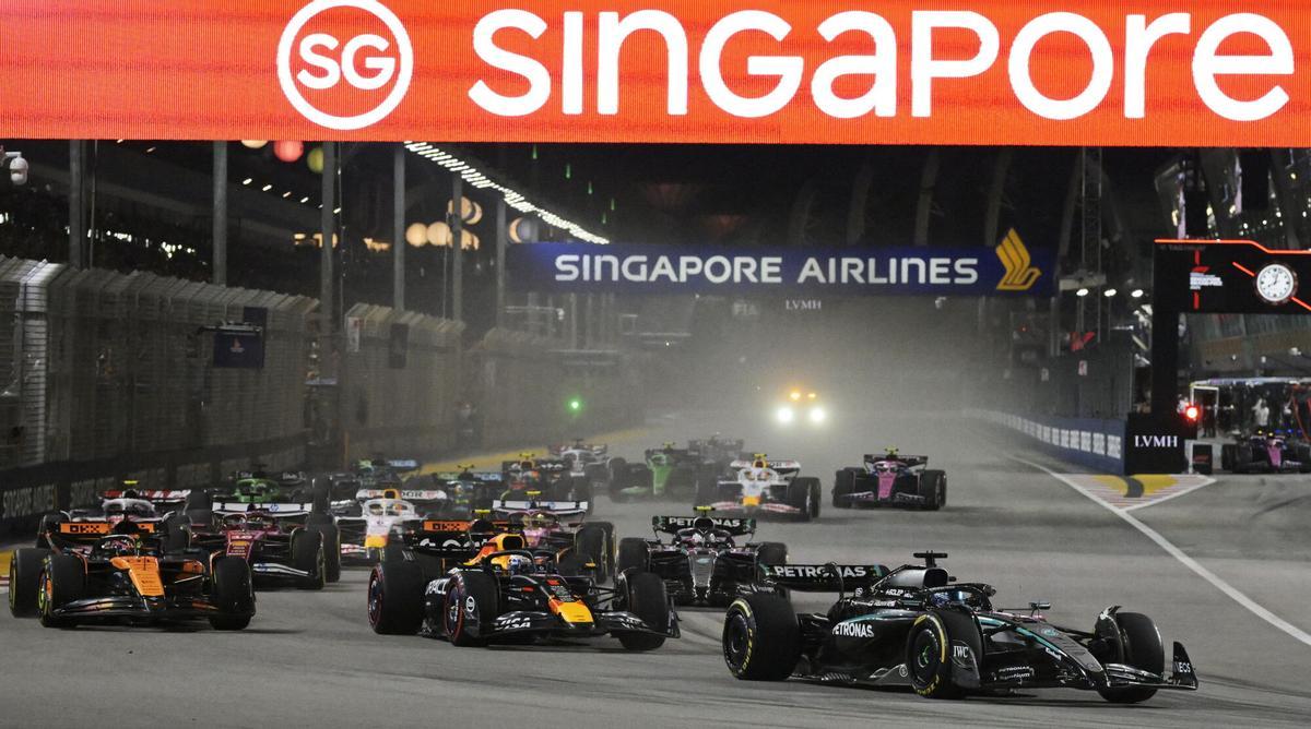 SINGAPORE (Singapore), 05/10/2025.- Mercedes driver George Russell (front R) of Britain, Red Bull Racing driver Max Verstappen (front C) of Netherlands and McLaren driver Oscar Piastri (front L) of Australia in action at the start of the 2025 Formula 1 Singapore Grand Prix at the Marina Bay Street Circuit in Singapore, 05 October 2025. (Fórmula Uno, Países Bajos; Holanda, Reino Unido, Singapur) EFE/EPA/TOM WHITE