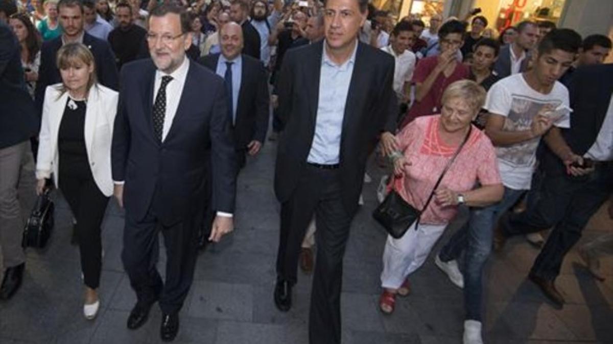 En Reus, Rajoy y Albiol (arriba) fueron increpados por varias decenas de manifestantes.