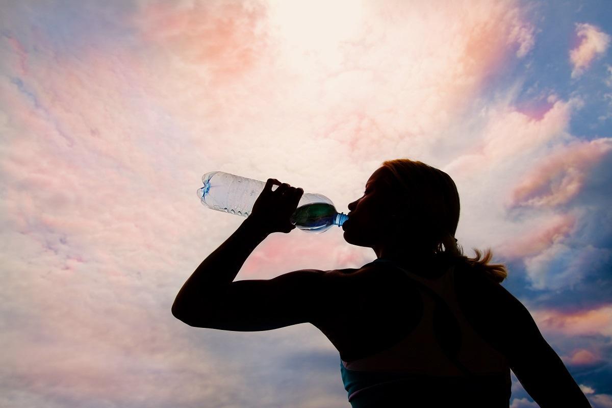 La mejor bebida para hidratarse durante la práctica deportiva es el agua.